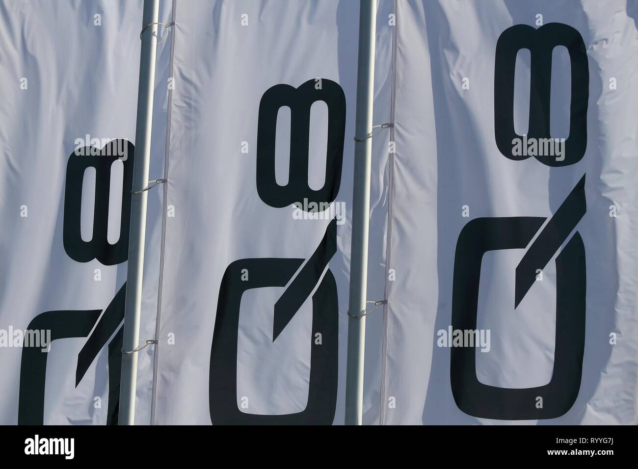 Bucarest, Roumanie - 17 octobre 2018 : l'Audi Q8 le logo de voiture est vu sur quelques drapeaux dans un showroom à Bucarest, Roumanie. Cette image est pour u Banque D'Images