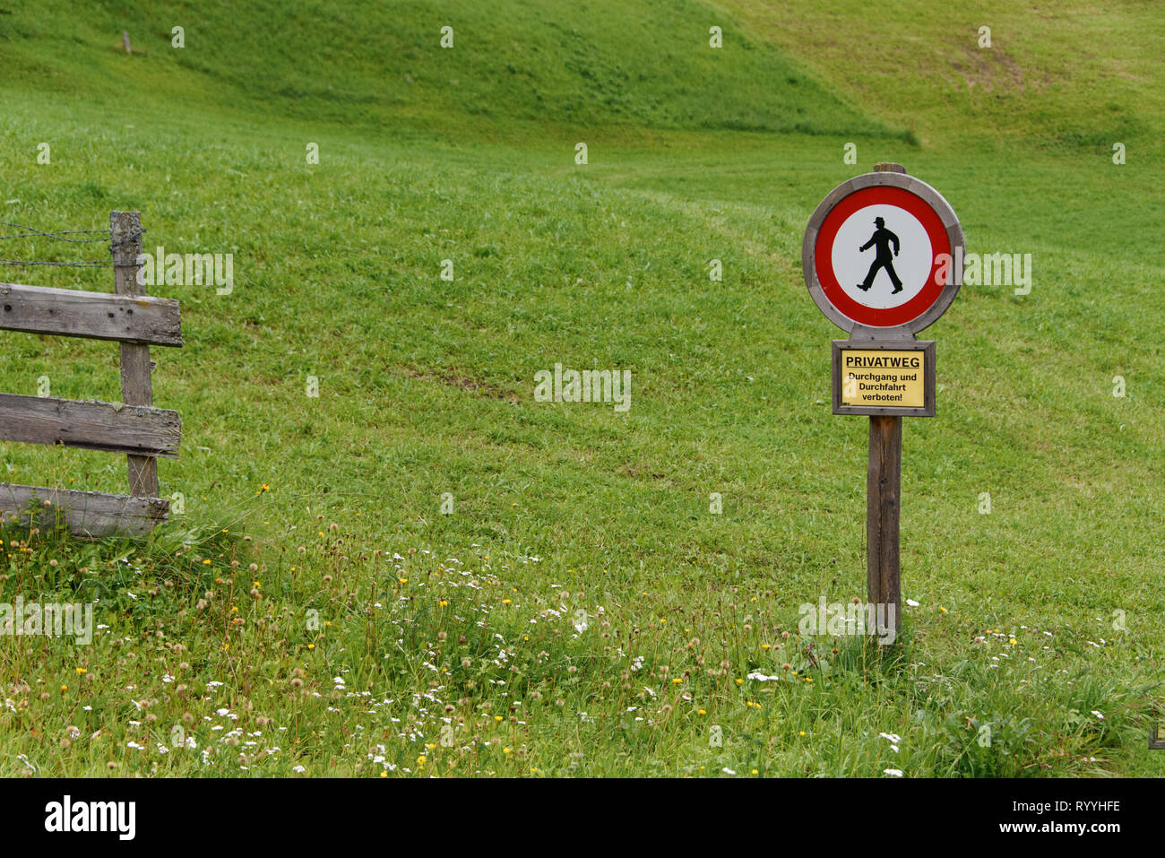 Panneau "voie privée, de passage et de transit interdit' sur un pâturage privé dans les Alpes autrichiennes Banque D'Images