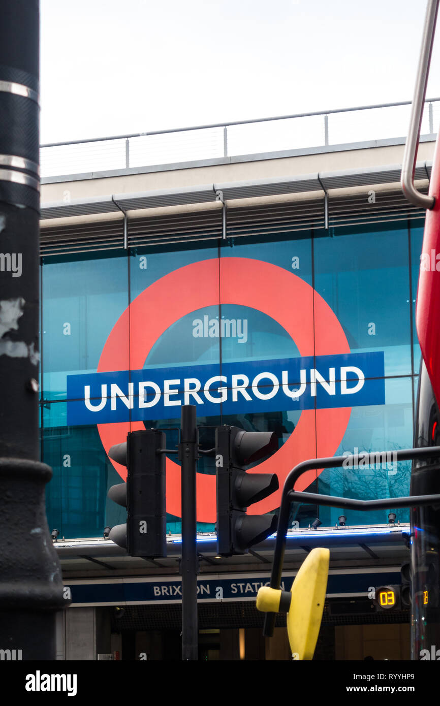 Londres, Angleterre - Décembre 2018 : London Underground tube signe au-dessus de l'entrée de la gare de Brixton Banque D'Images