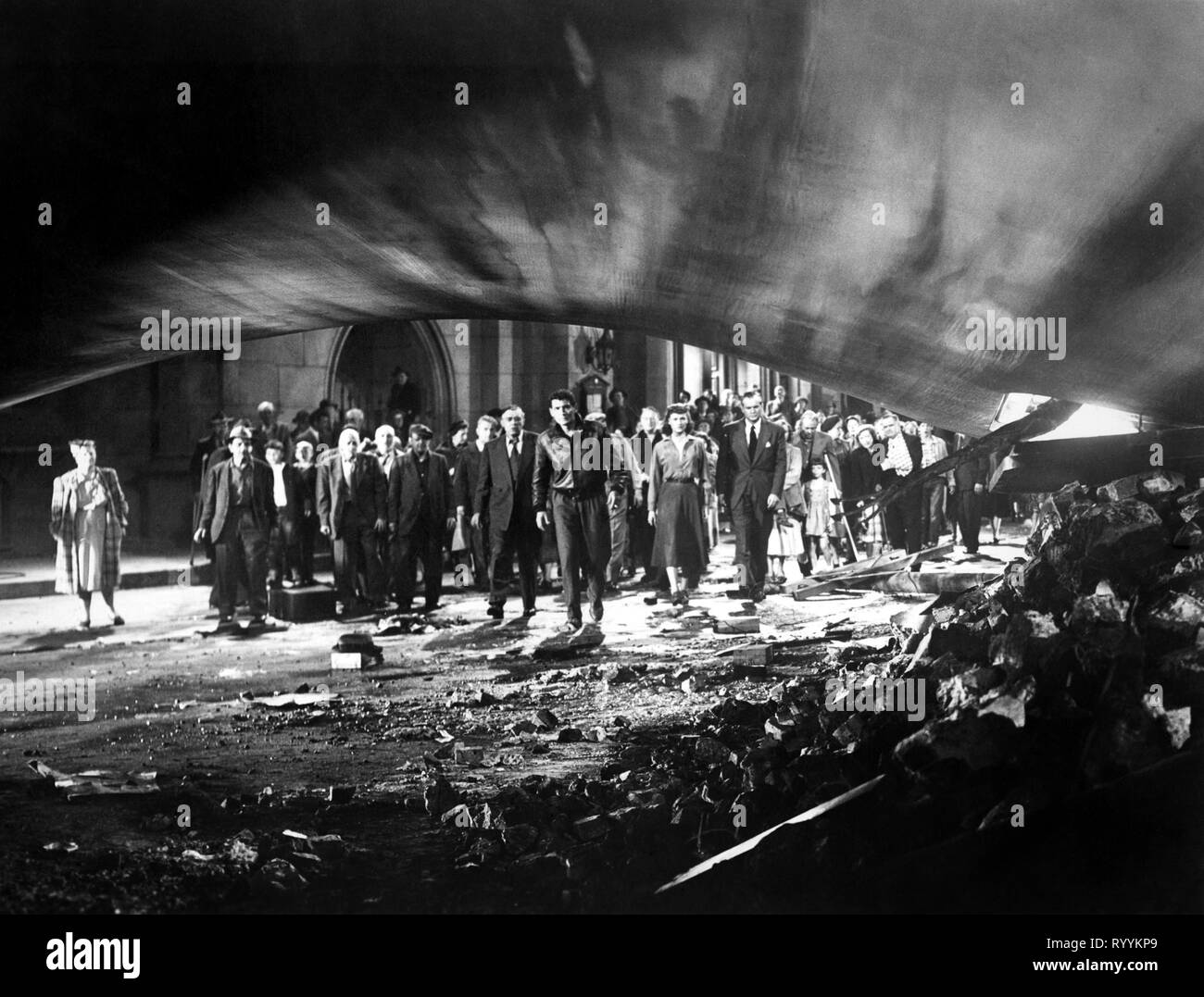 War of the worlds film still Banque d'images noir et blanc - Alamy