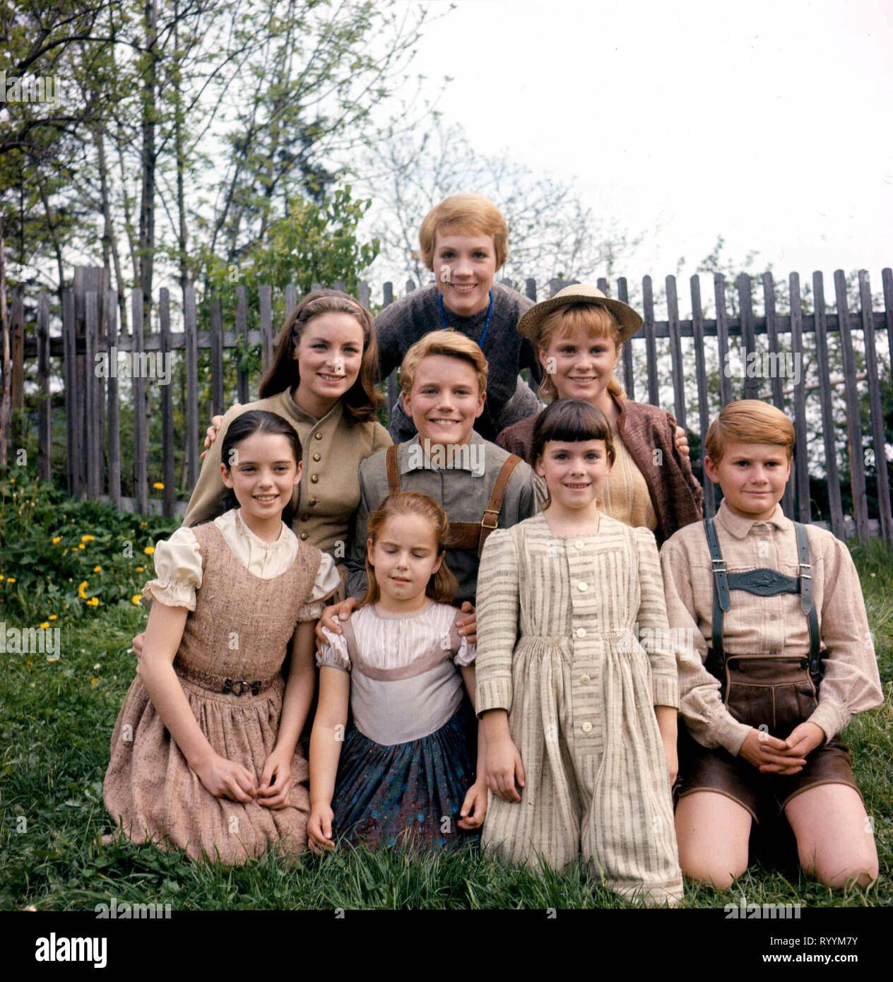 HEATHER MENZIES, CHARMIAN CARR, KYM CARATH, Nicholas Hammond, Julie Andrews, ANGELA CARTWRIGHT, DEBBIE TURNER,DUANE CHASE, LE SON DE LA MUSIQUE, 1965 Banque D'Images