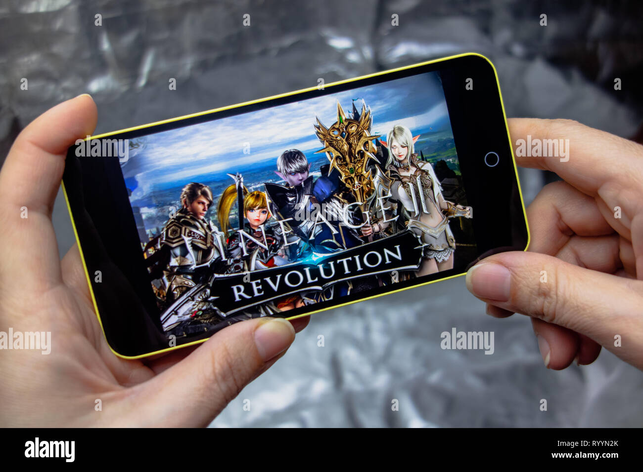 Berdiansk, Ukraine - le 16 mars 2019 : un smartphone avec la révolution du lignage 2 jeu sur écran d'affichage. Banque D'Images