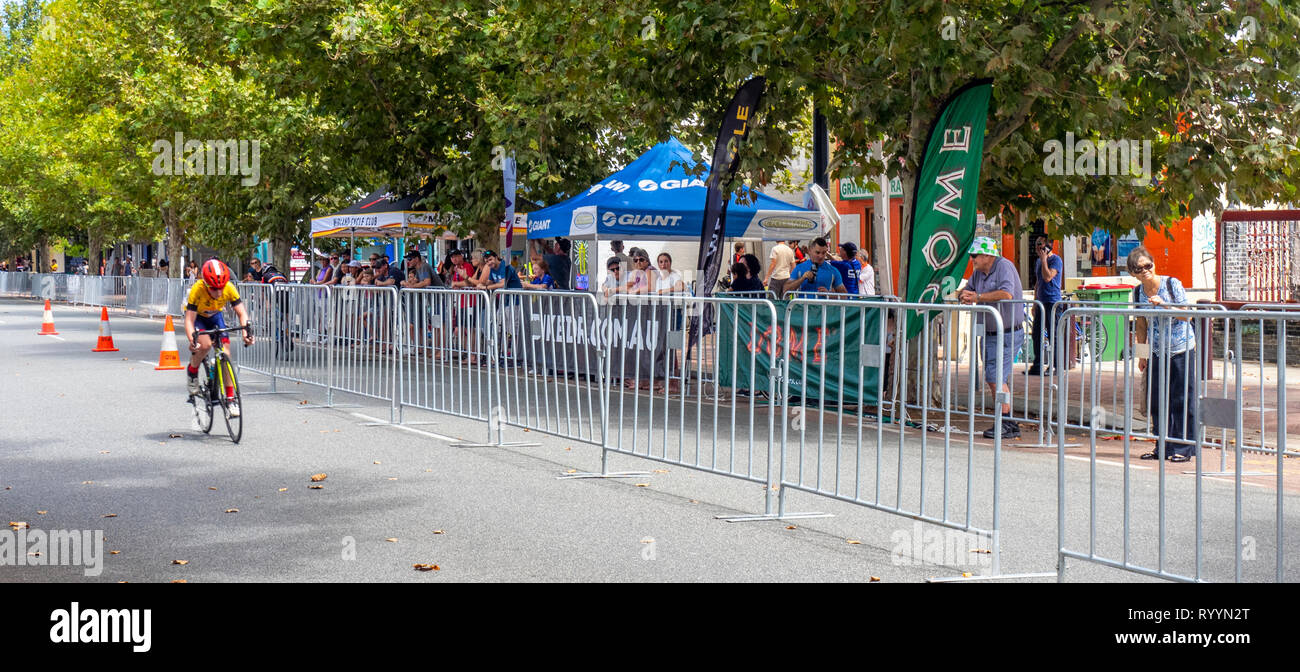 Course cycliste dans l'anneau de l'été, la série Critérium courses de vélo de route en mars 2019 Northbridge Perth WA, Australie. Banque D'Images