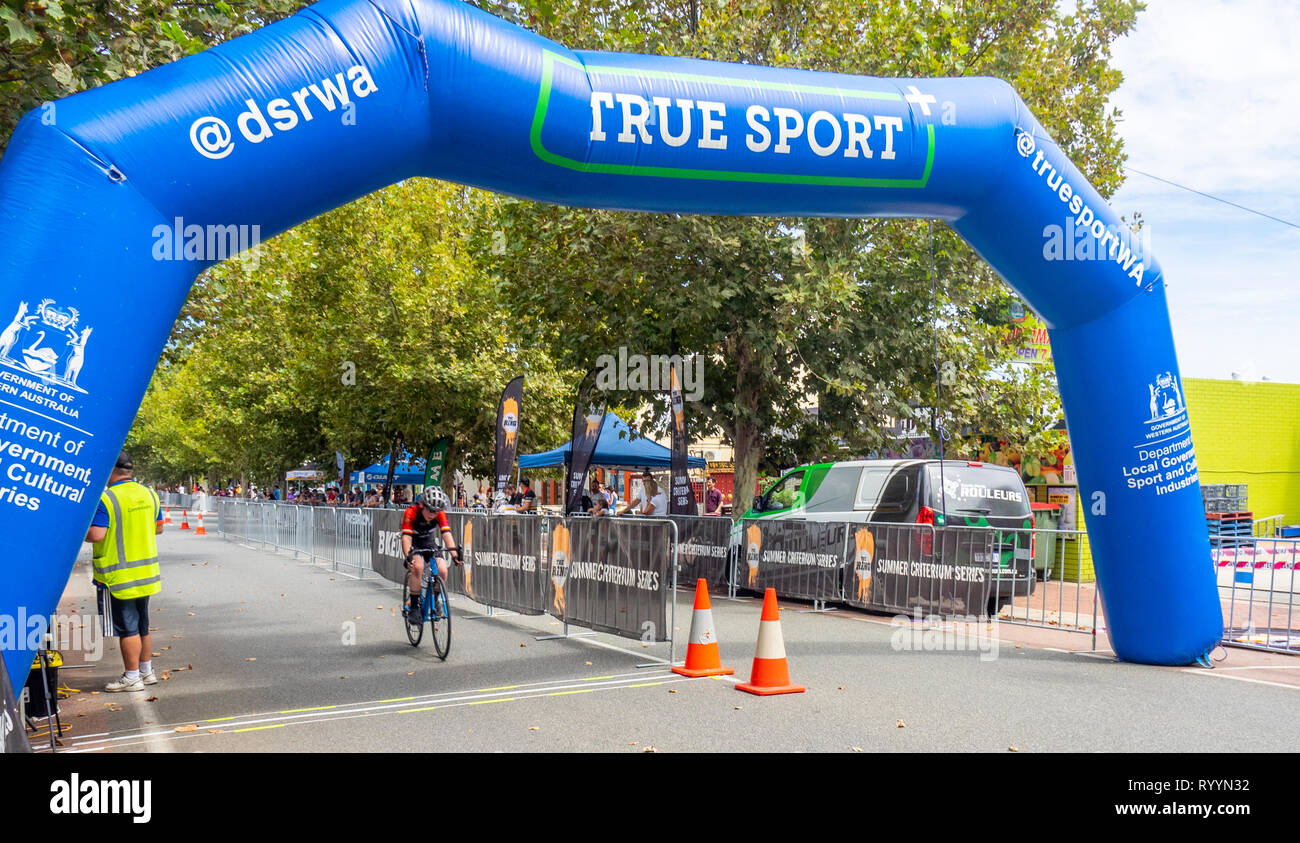 Course cycliste dans l'anneau de l'été, la série Critérium courses de vélo de route en mars 2019 Northbridge Perth WA, Australie. Banque D'Images
