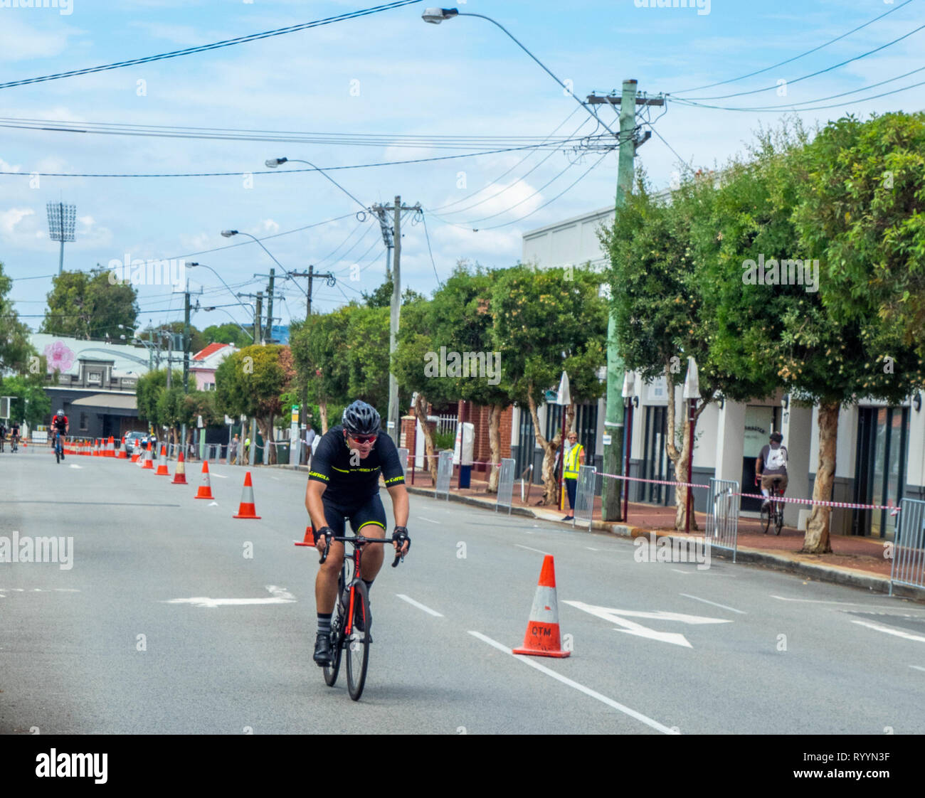 Les cyclistes dans l'anneau de course critérium d'été, courses de vélo de route de la série en mars 2019 Northbridge Perth WA, Australie. Banque D'Images