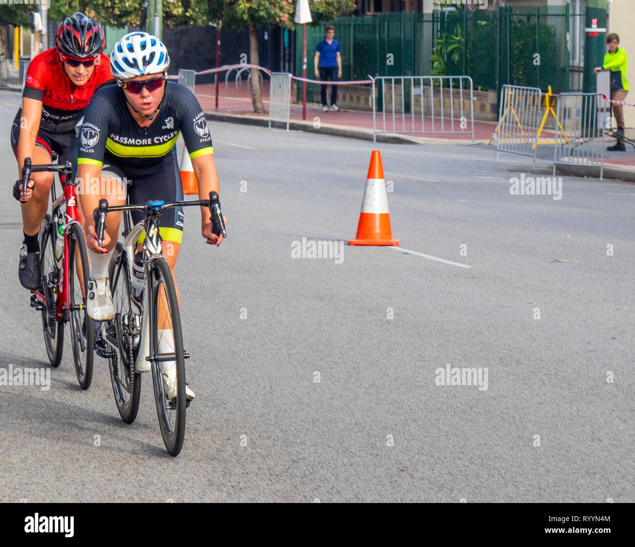 Les cyclistes dans l'anneau de course critérium d'été, courses de vélo de route de la série en mars 2019 Northbridge Perth WA, Australie. Banque D'Images