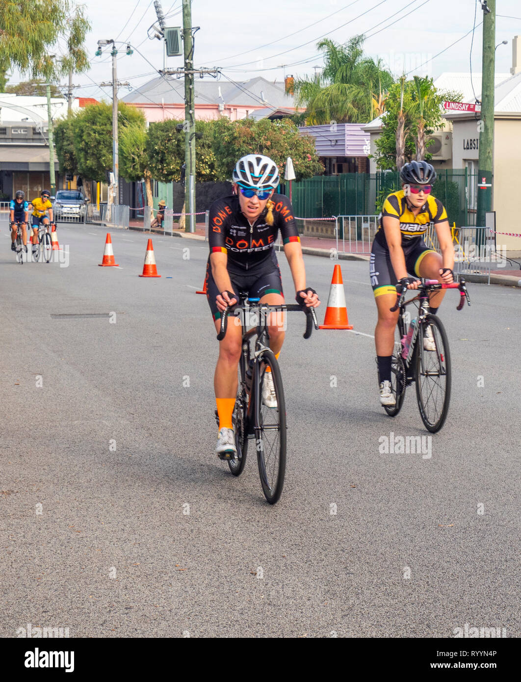 Les cyclistes dans l'anneau de course critérium d'été, courses de vélo de route de la série en mars 2019 Northbridge Perth WA, Australie. Banque D'Images