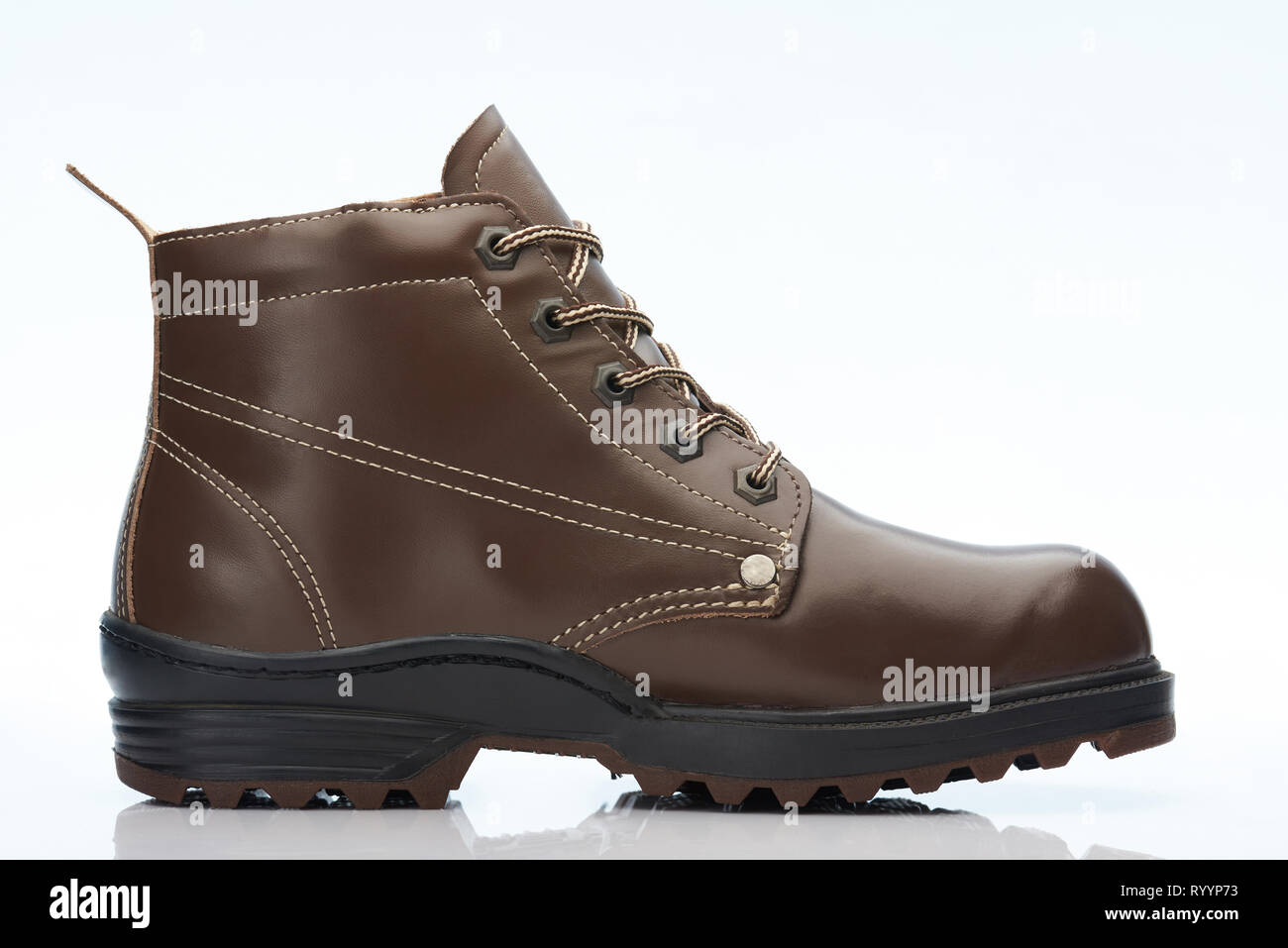 Dark brown leather boot isolé sur fond blanc Banque D'Images