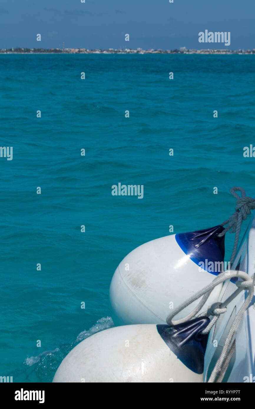 L'eau turquoise de la mer des Caraïbes sur l'eau. idylic journée ensoleillée parfaite pour la voile Banque D'Images