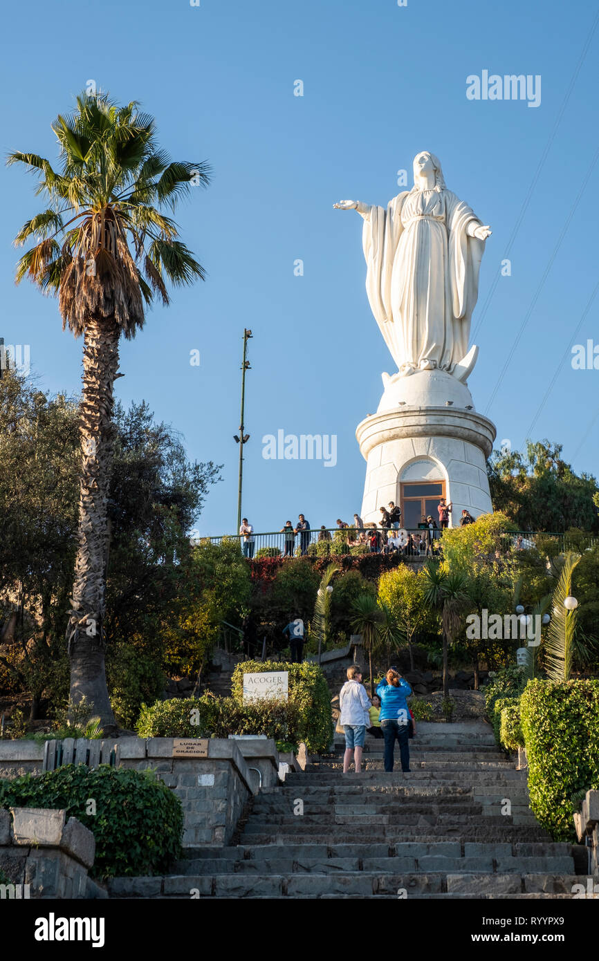 Une grande statue de la Vierge Marie (Vierge de la Inmaculada Concepción) est placé sur le sommet de la colline de San Cristóbal dans Parque Metropolitano, un populaire Banque D'Images Une grande statue de la Vierge Marie (Vierge de la Inmaculada Concepción) est placé sur le sommet de la colline de San Cristóbal dans Parque Metropolitano, un populaire Banque D'Images