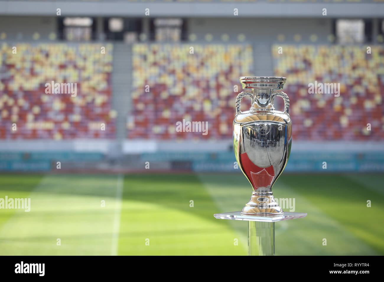 Bucarest, Roumanie - Mars 16, 2019 : l'UEFA Euro 2020 trophée du tournoi est présentée au public sur l'arène nationale Stadium à B Banque D'Images