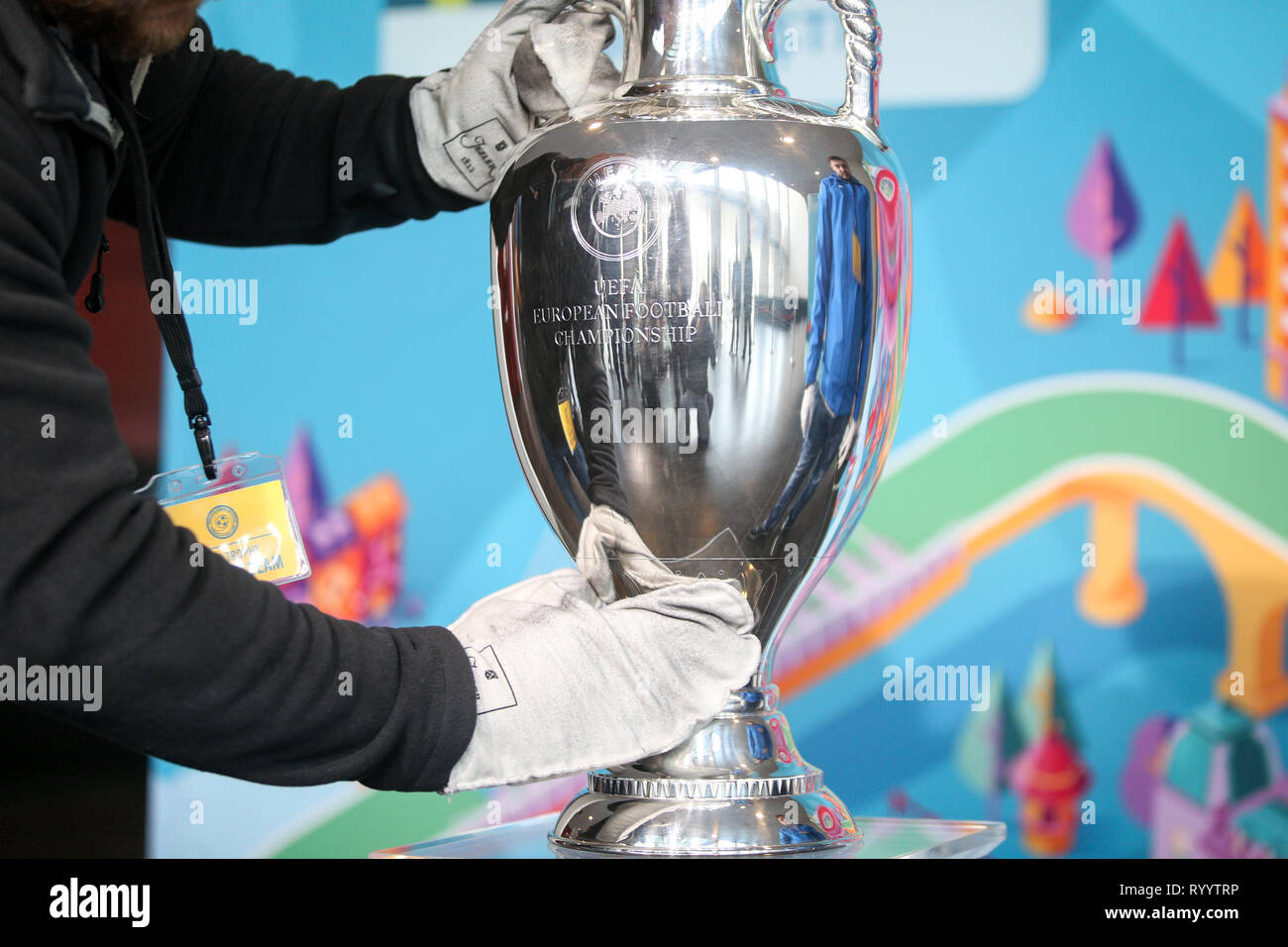 Bucarest, Roumanie - Mars 16, 2019 : l'UEFA Euro 2020 trophée du tournoi est nettoyé avant d'être présentés au public sur la Nation Banque D'Images