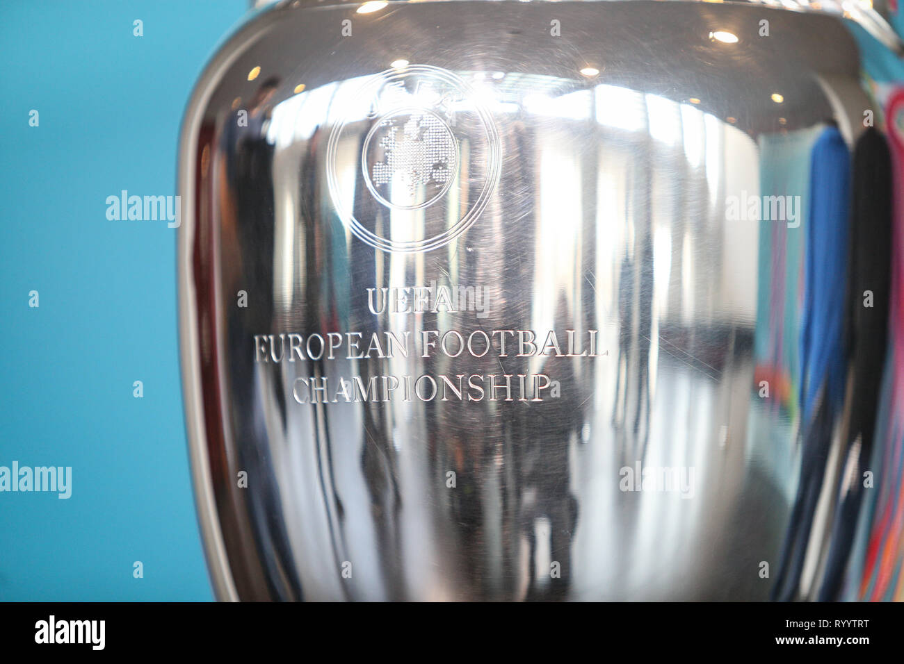 Bucarest, Roumanie - Mars 16, 2019 : l'UEFA Euro 2020 trophée du tournoi est présentée au public sur l'arène nationale Stadium à B Banque D'Images