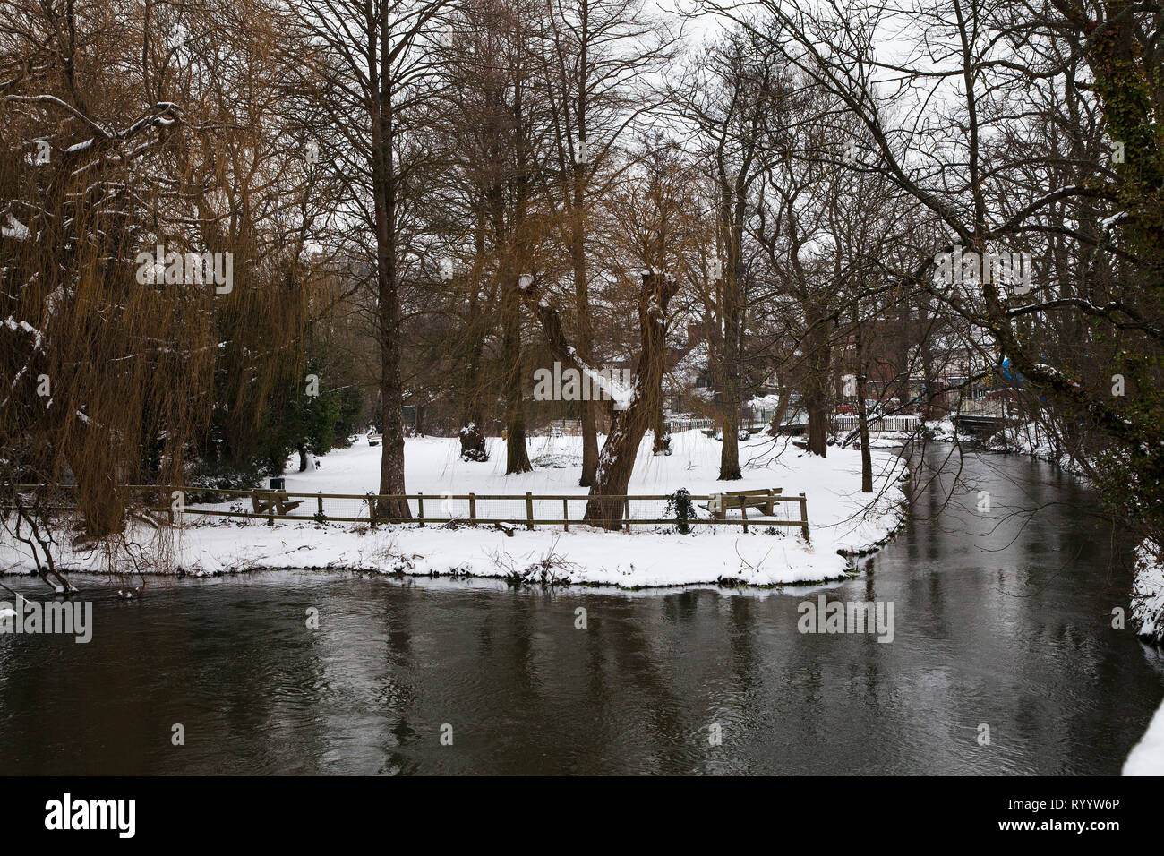Jubilee Gardens et la rivière Avon de West Street, Ringwood, Hampshire, England, UK, Mars 2018 Banque D'Images