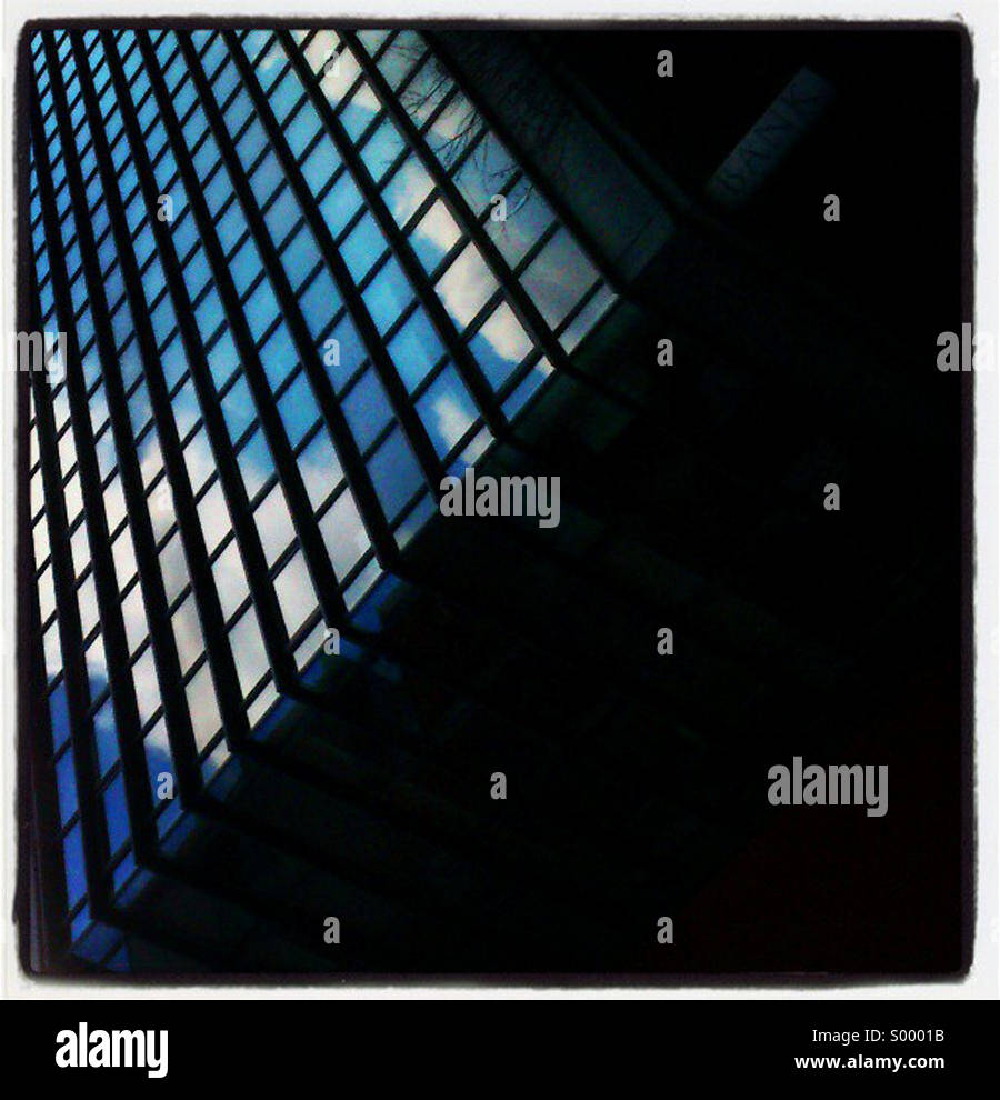 Sous Windows ciel bleu Banque D'Images