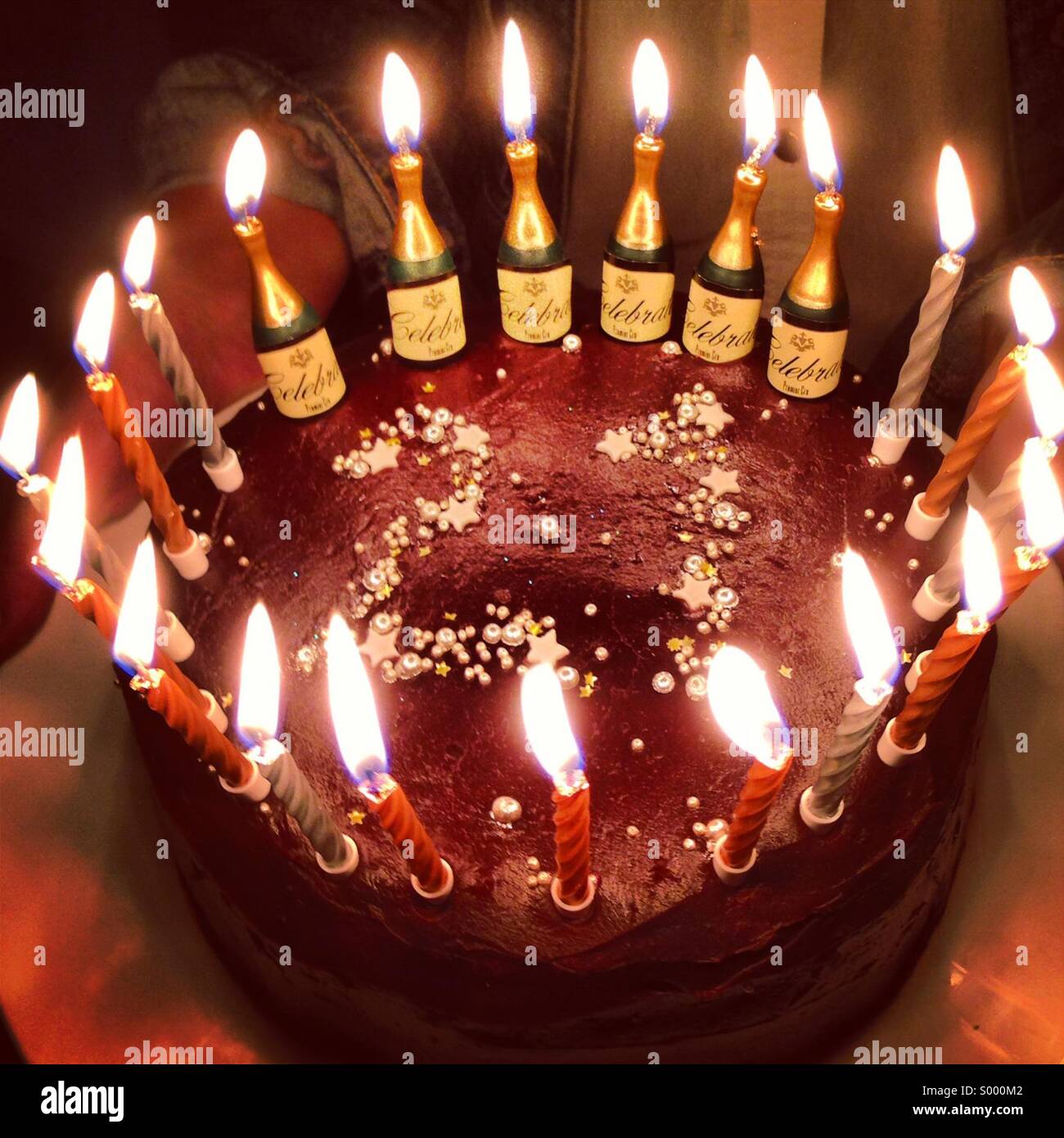 Birthday cake 21 candles Banque de photographies et d'images à haute  résolution - Alamy