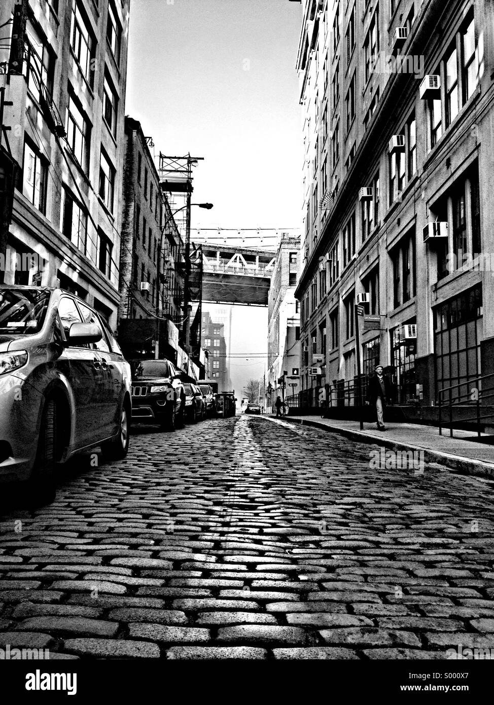 La rue Plymouth face au pont de Manhattan. Quartier de Dumbo Brooklyn, NY Banque D'Images
