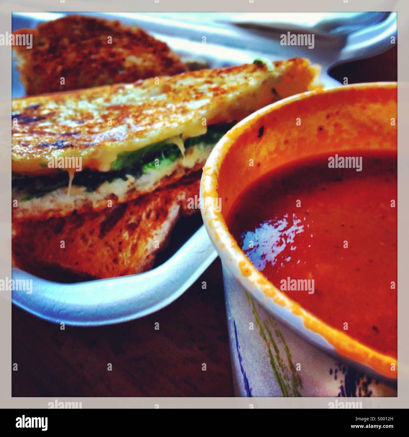 Le déjeuner d'un sandwich au fromage et une tasse de soupe à la tomate. Banque D'Images