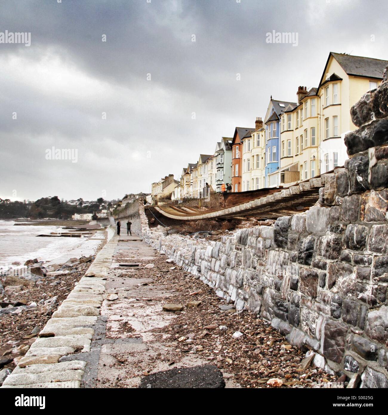 Ligne de chemin de fer et Dawlish sea wall détruits par la mer au cours de # ukstorm2014 - Image de stock capturée avec un smartphone