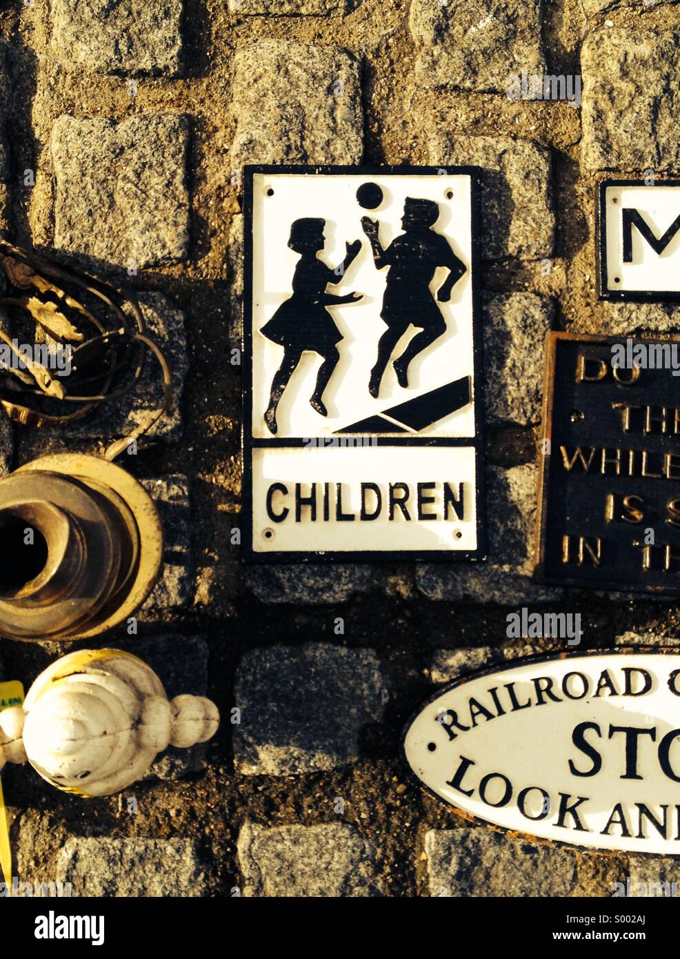 Enfants qui jouent, vintage road sign Banque D'Images