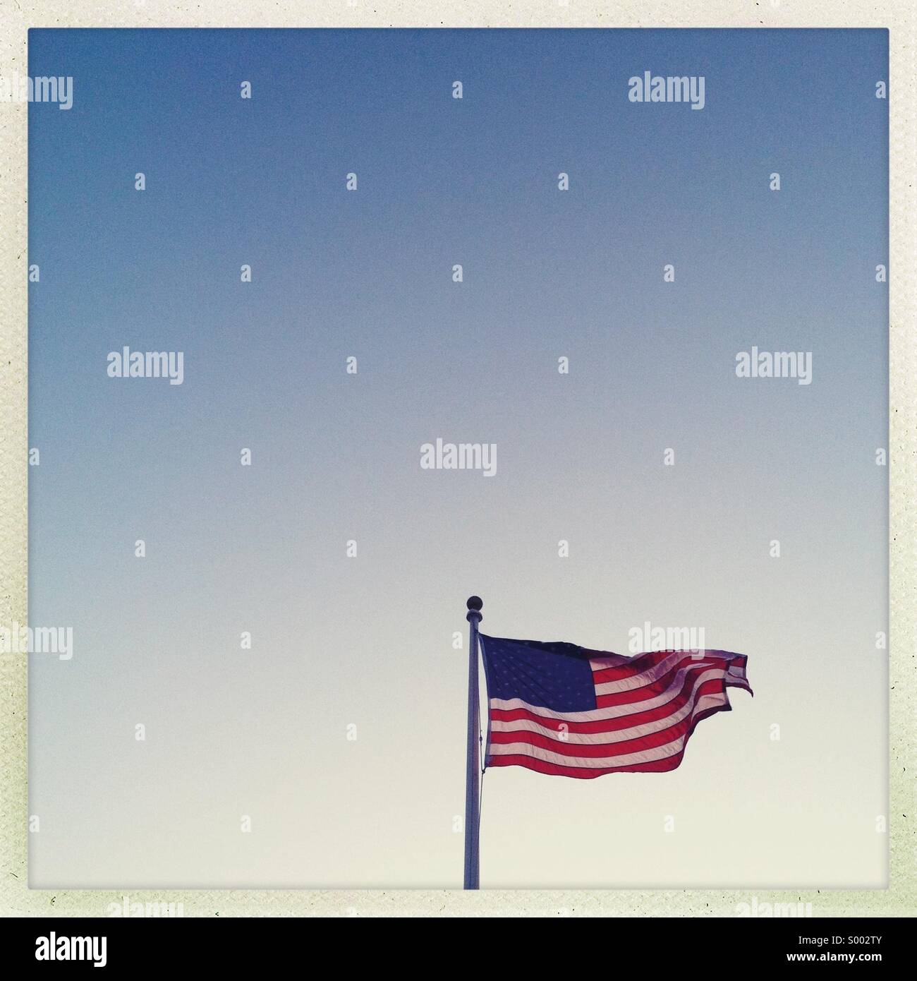 Un drapeau américain avec ciel vide clair Banque D'Images