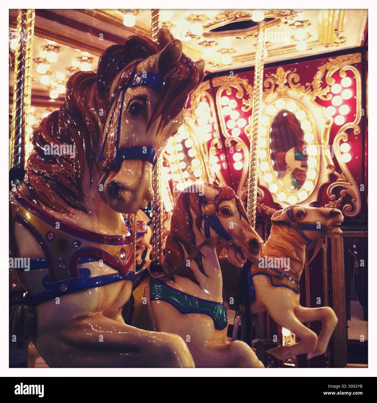 Un carrousel de chevaux de bois éclairée la nuit Banque D'Images