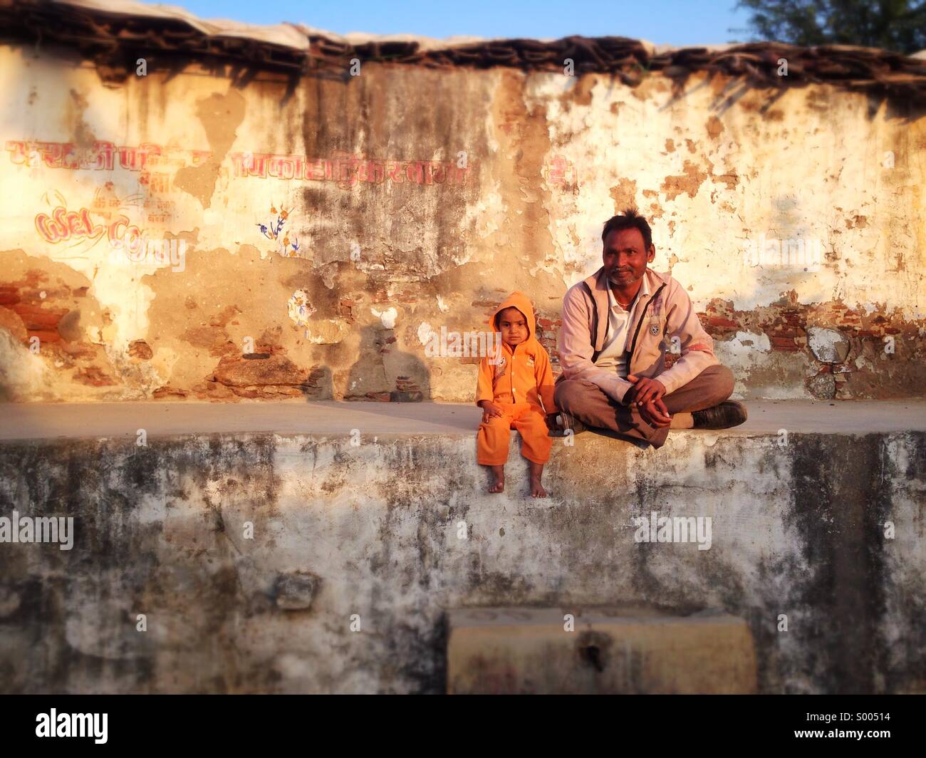 Homme et enfant, Narlai, Rajasthan. Banque D'Images