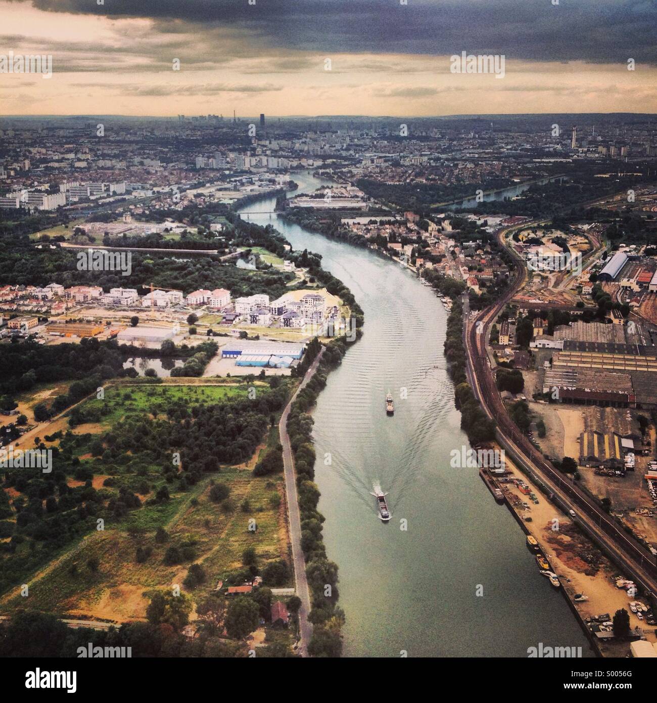 Vue aérienne de la Seine menant à la Tour Eiffel à Paris Banque D'Images