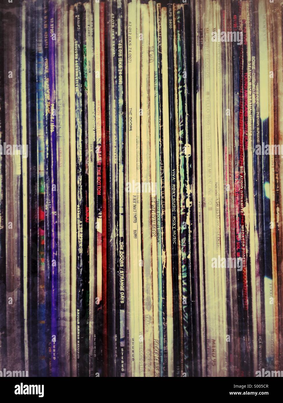 Collection de disques LP vintage empilée aléatoirement Banque D'Images