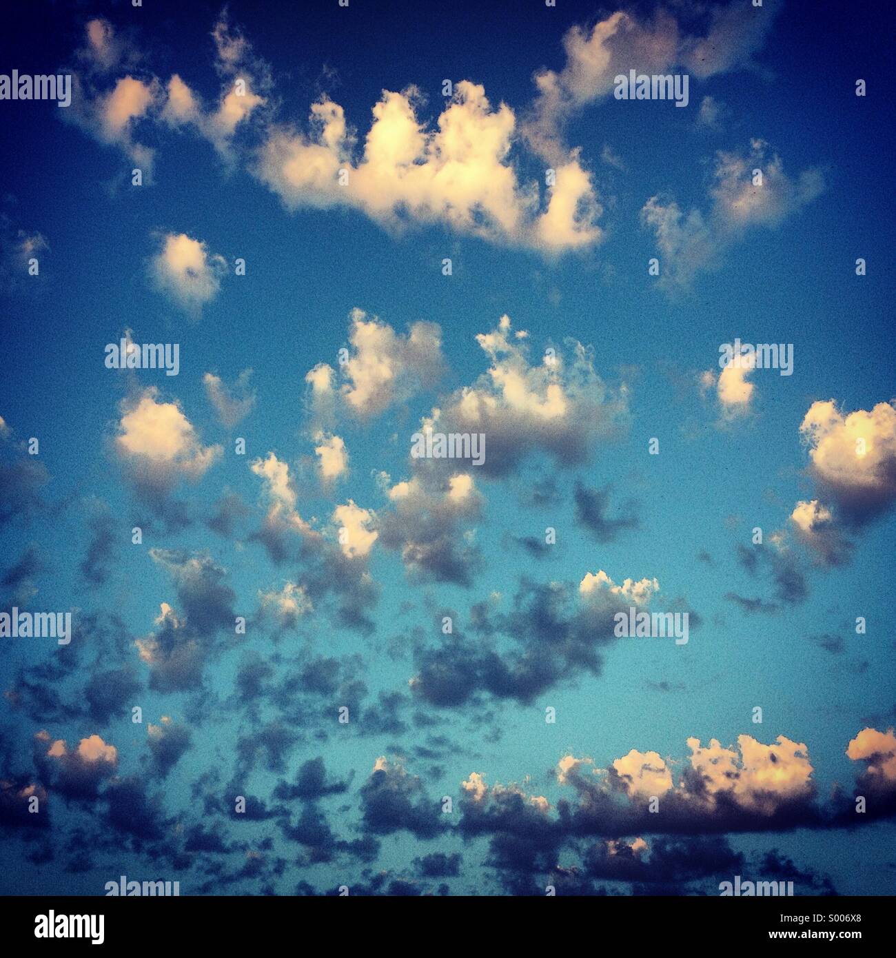 Cumulus Nuages d'été, le sud de l'Angleterre. L'année 2013. Banque D'Images