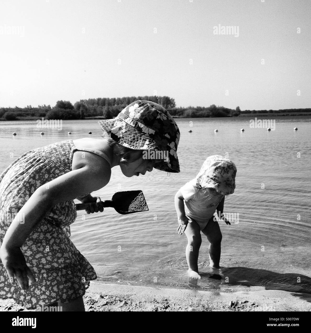 De jeunes filles, jouant dans l'eau Banque D'Images