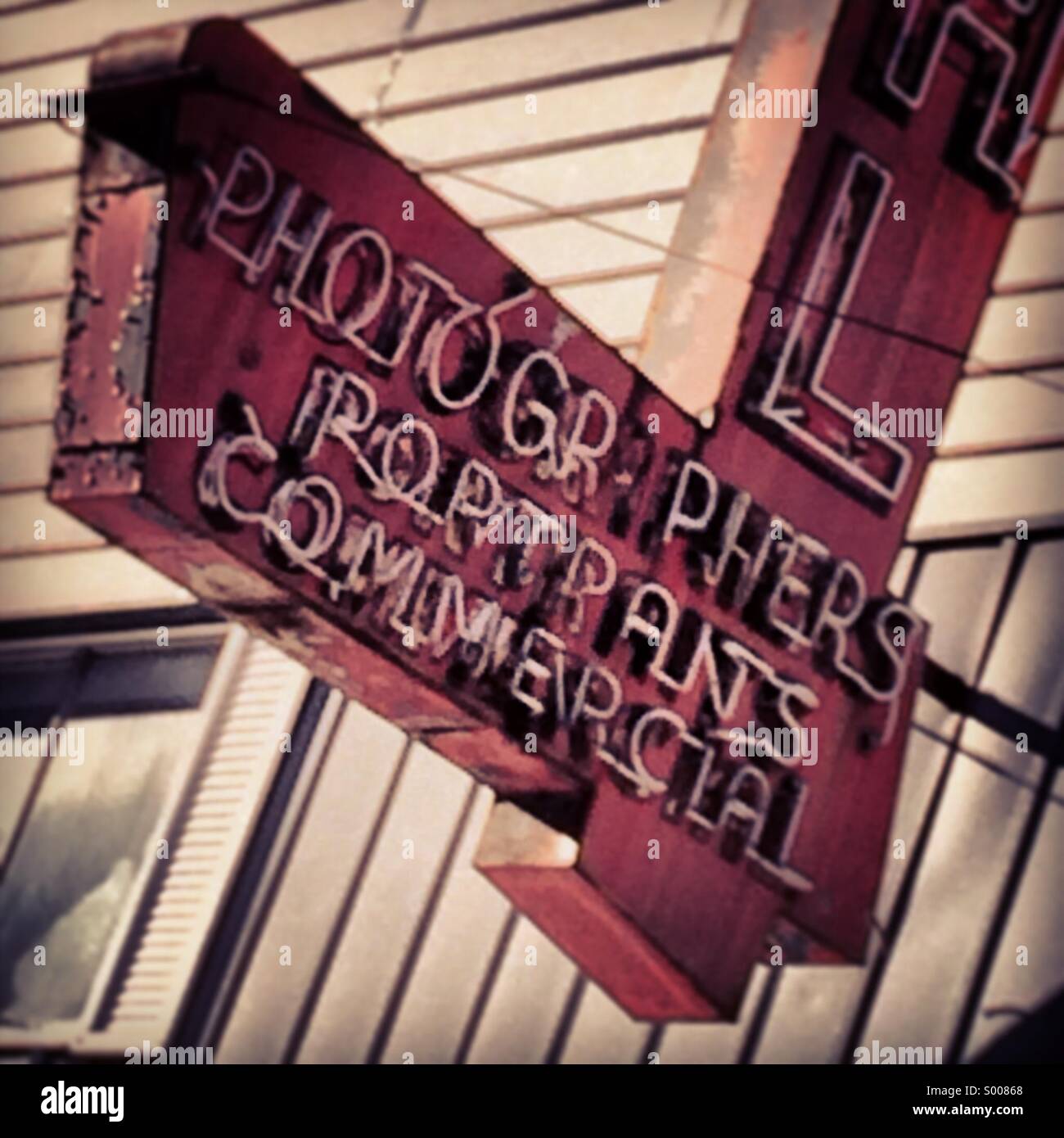 Vieille enseigne au néon pour studio photo commerciale - Image de stock capturée avec un smartphone