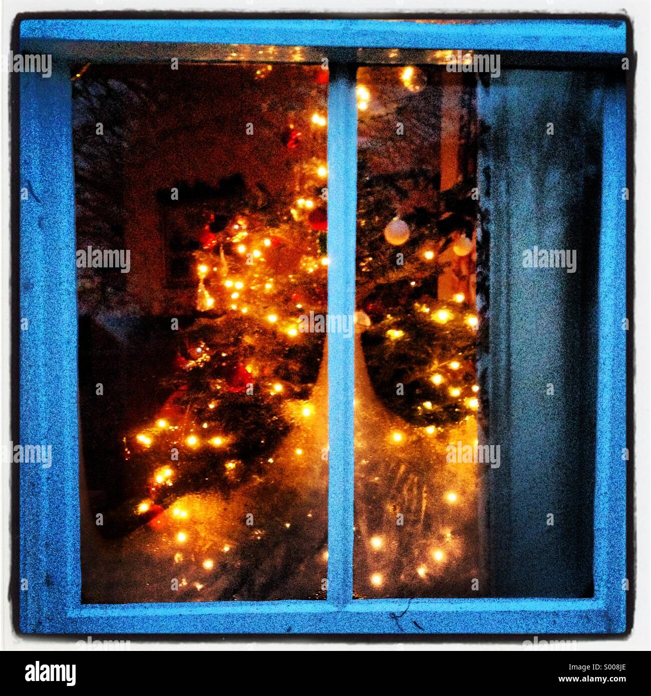 Par une fenêtre de l'arbre de Noël Banque D'Images