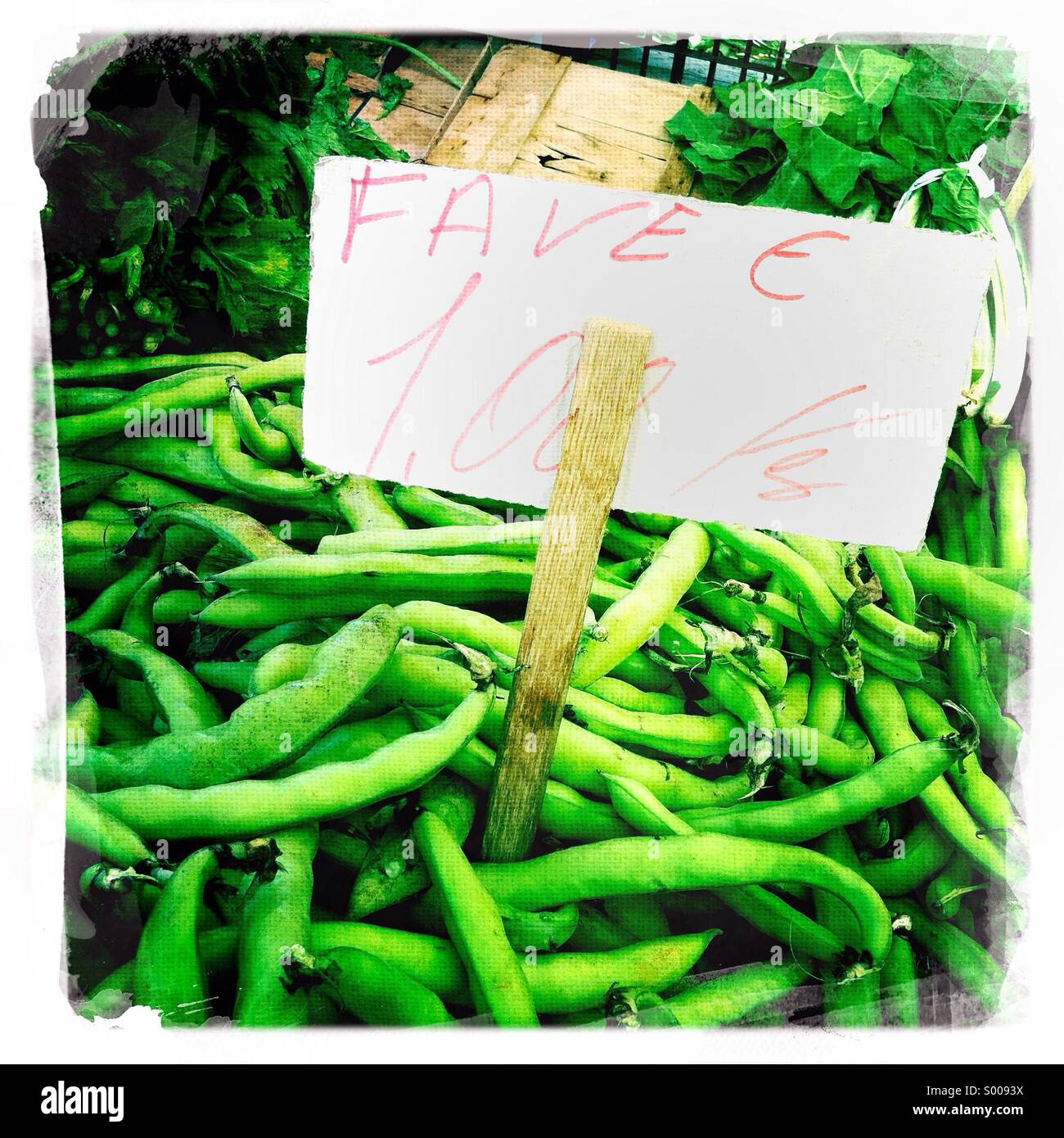 Les fèves à la vente sur le marché intérieur de Syracuse Sicile Italie - Image de stock capturée avec un smartphone