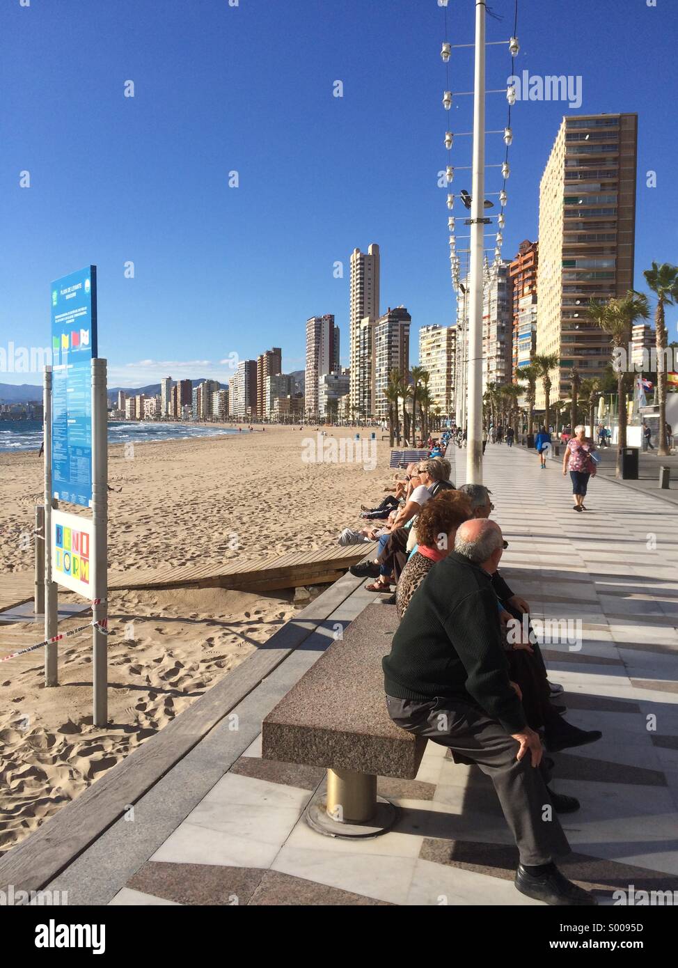 Le long de la promenade de Benidorm Banque D'Images