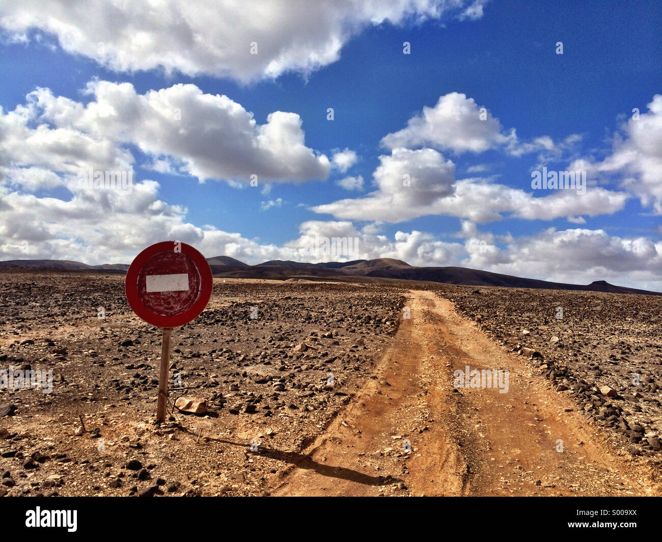 Pas d'entrée : desert road, à Fuerteventura, Îles Canaries - Image de stock capturée avec un smartphone