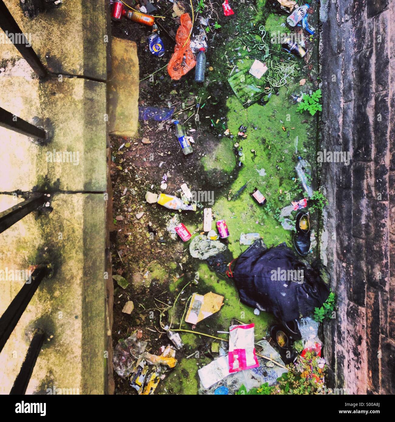 Les ordures et les garde-corps - Image de stock capturée avec un smartphone