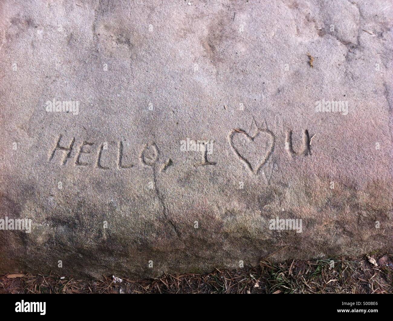 'Bonjour, Je t'aime', creusée dans un rocher. Banque D'Images