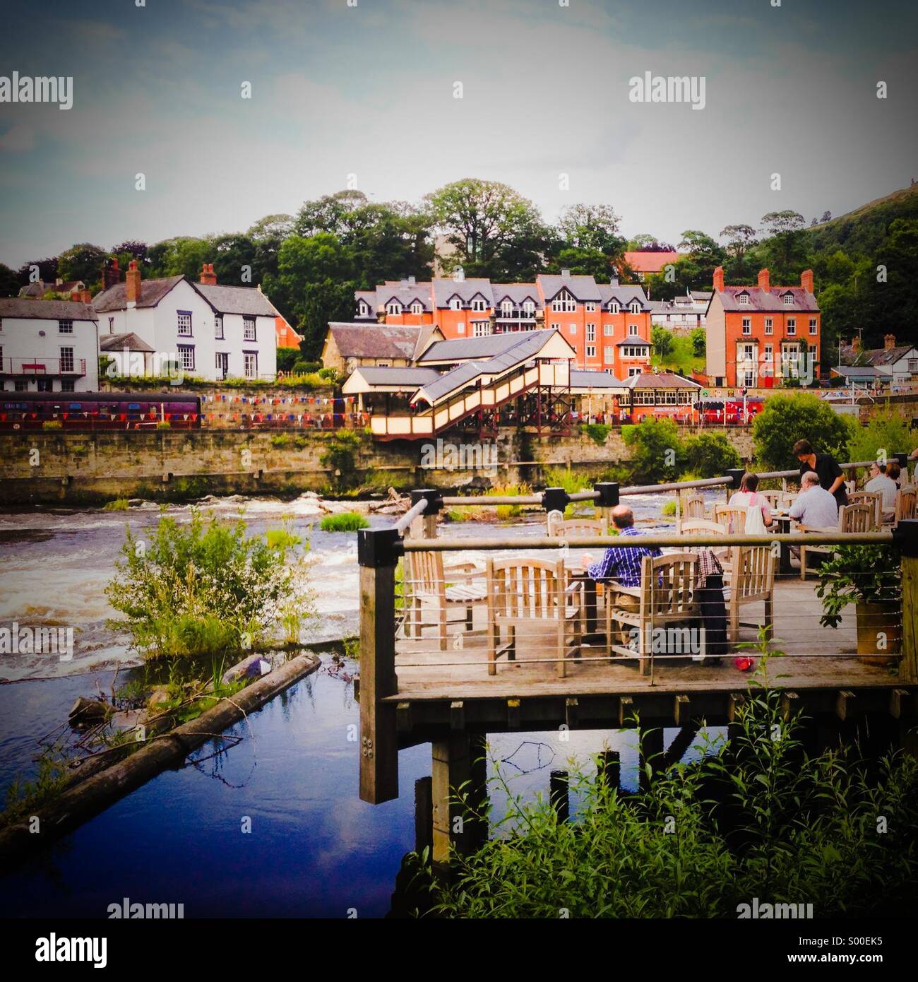 Manger en plein air à Llangollen. Le moulin à maïs surplombant Llangollen Steam Railway Station et la rivière Dee. - Image de stock capturée avec un smartphone