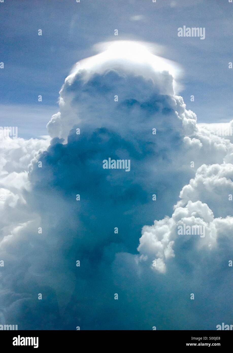 Nuage mon ours en peluche, formé en nuages de haut niveau, avec un visage mignon, voyager au-dessus de la tempête, avec un sourire sur son visage. Banque D'Images