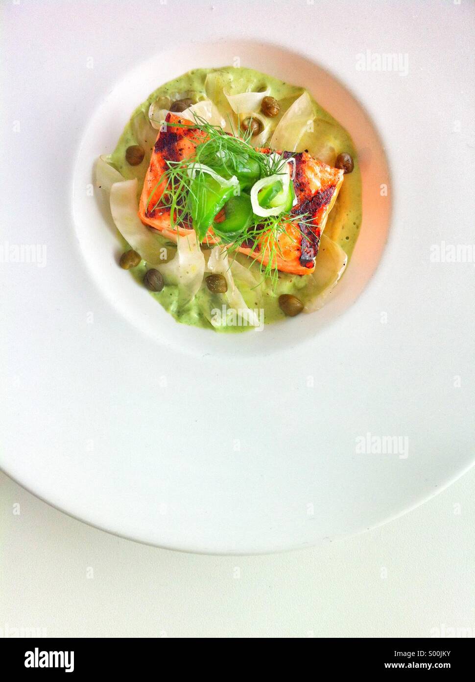 Apéritif Ou Entrée Servis Dans Un Petit Récipient Salmon entree Banque de photographies et d'images à haute résolution - Alamy
