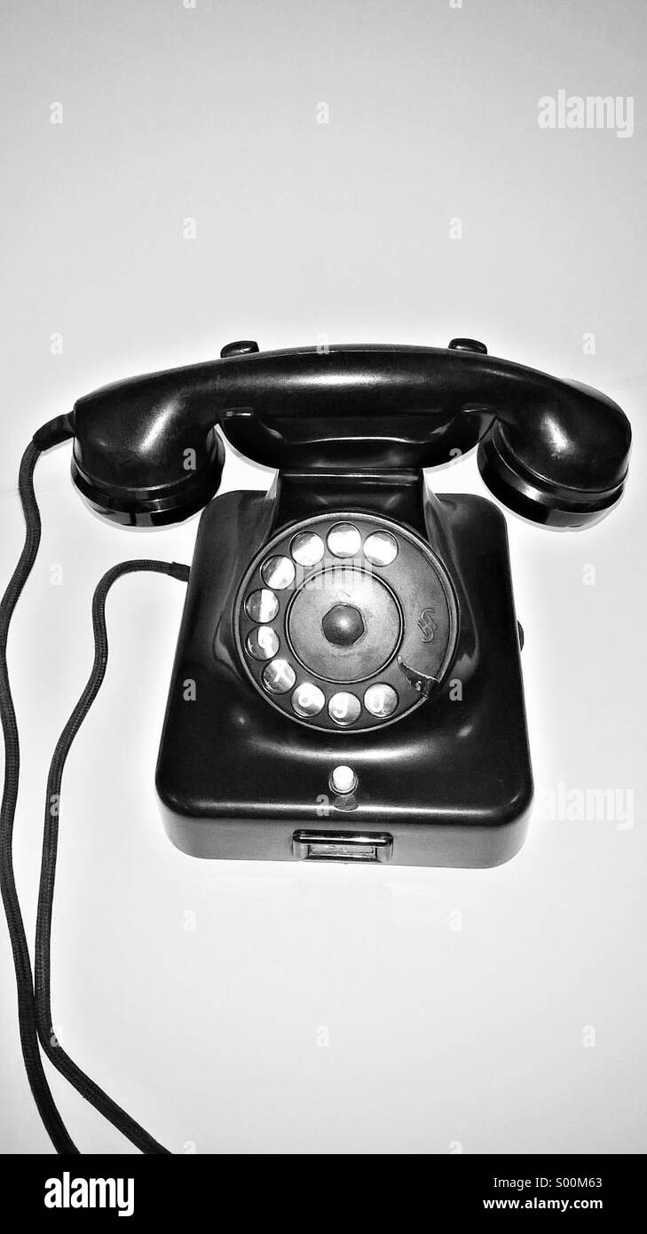 Ancien téléphone 40 ans sur fond blanc contemporain Banque D'Images