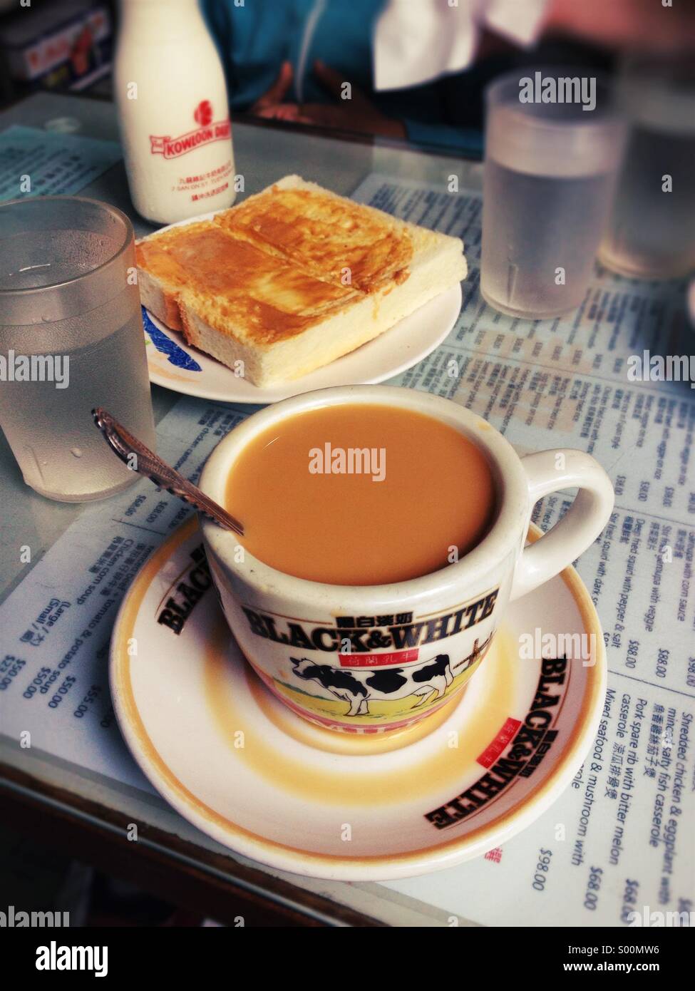 Plateau thé/café et boire dans la même tasse à Kowloon Hong Kong. Banque D'Images