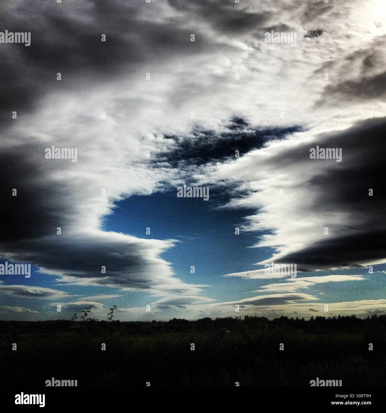 Ciel avec nuages spectaculaires Banque D'Images