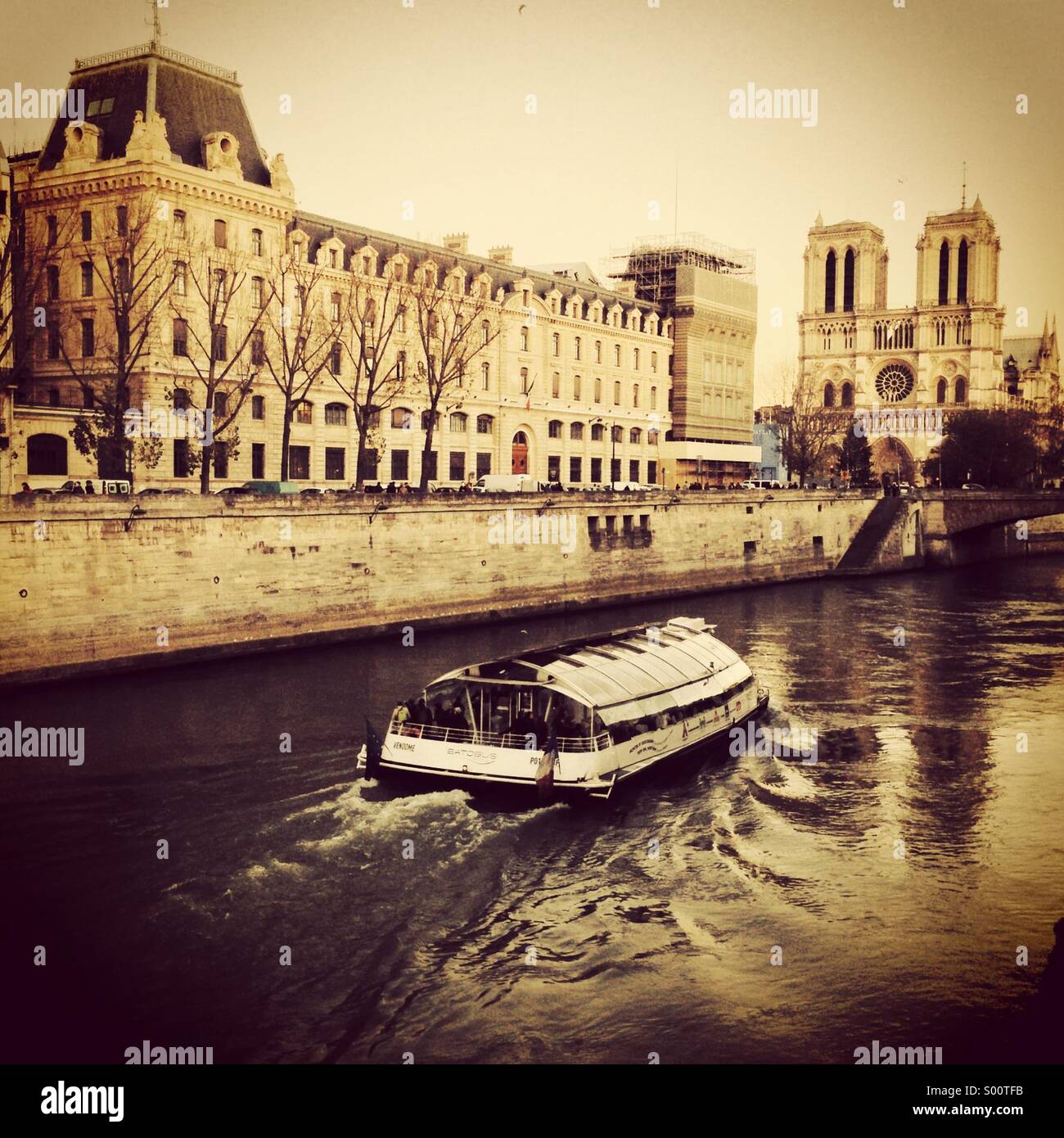 Un bateau à Notre Dame de Paris - Image de stock capturée avec un smartphone