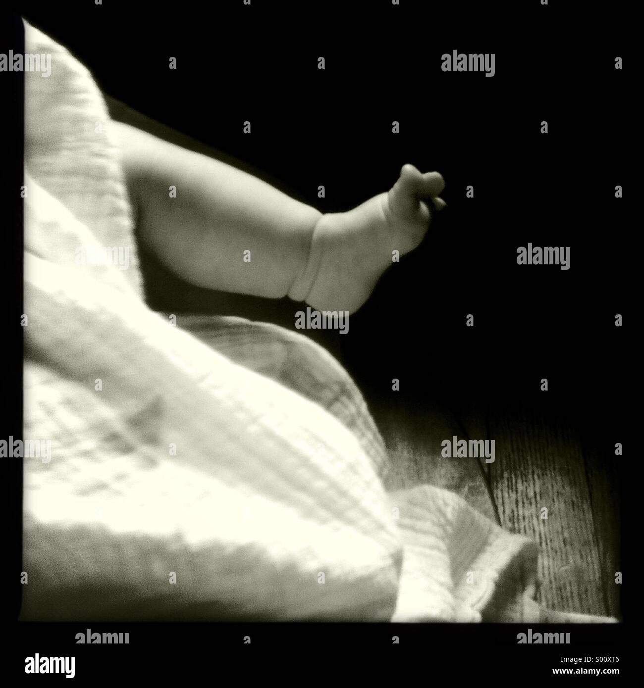 Un Bebe Potele De Jambe Et Pied De Jolie Lumiere Photo Stock Alamy Un Bebe Potele De Jambe Et Pied De Jolie Lumiere Photo Stock Alamy