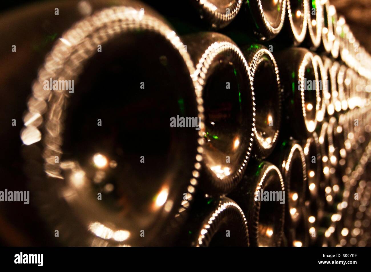 Les bouteilles de vin en cave Banque D'Images