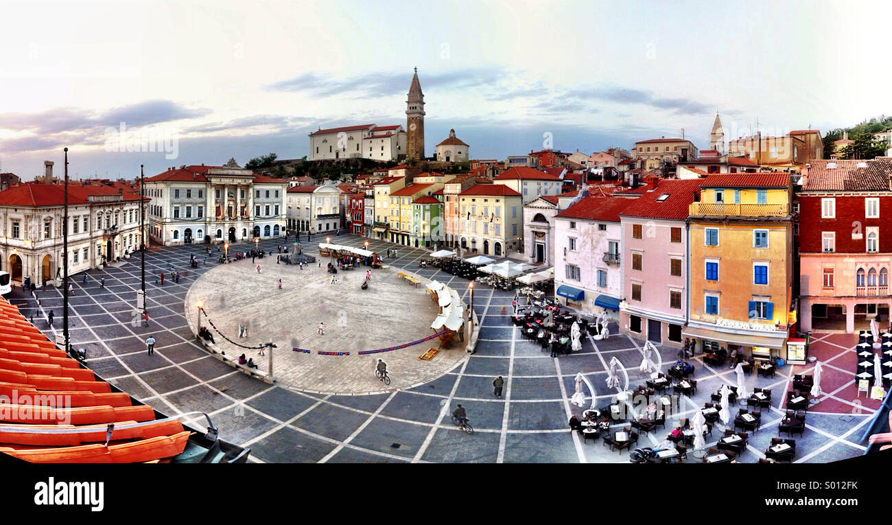 La pittoresque Place Tartini dans la jolie ville de Piran, Slovénie - Image de stock capturée avec un smartphone