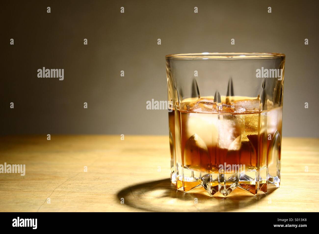 Boisson alcoolisée dans un verre avec de la glace Banque D'Images