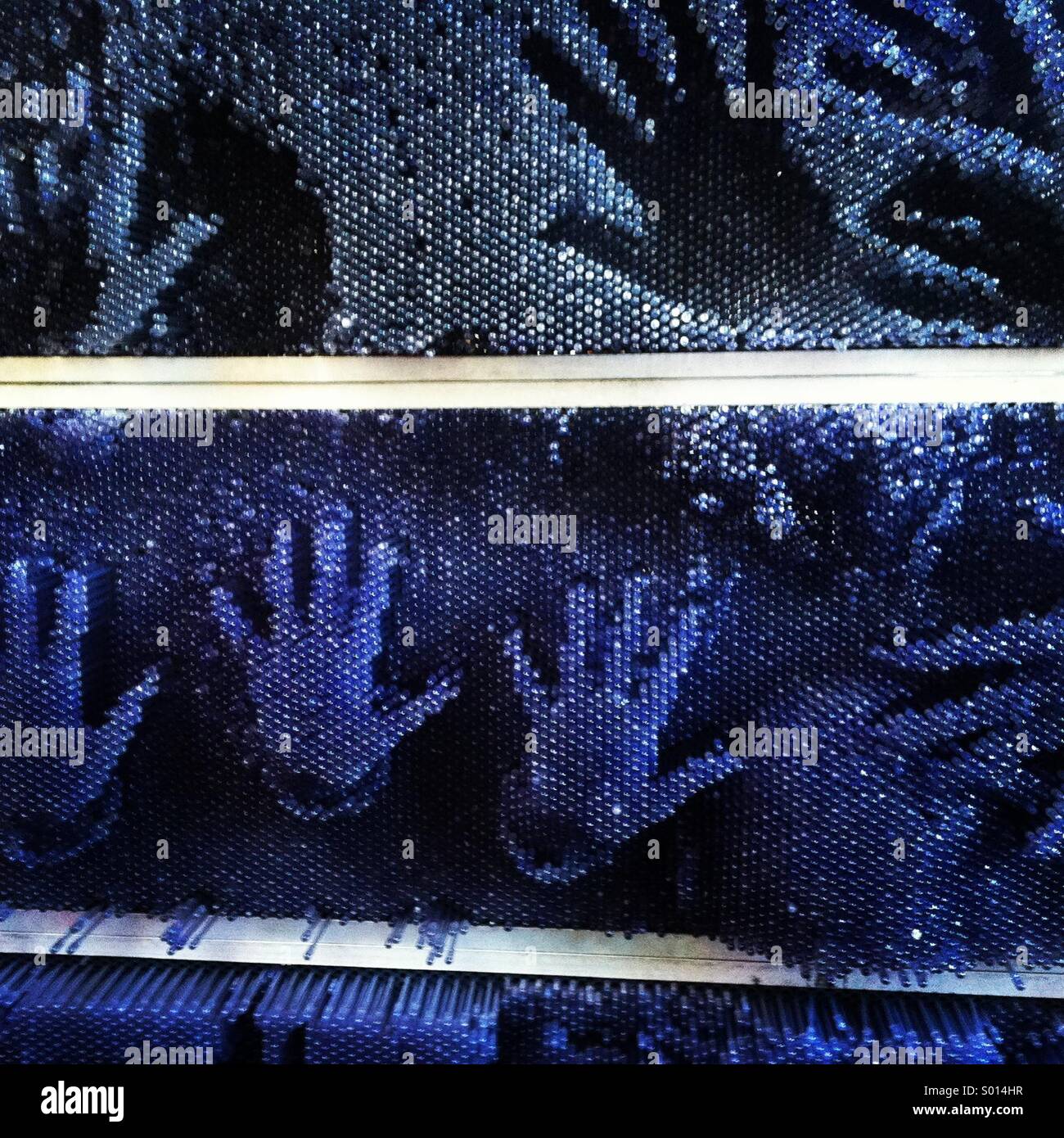 De nombreuses mains appuyez sur le grand art de broche bleu mur , Amérique du Nord Banque D'Images